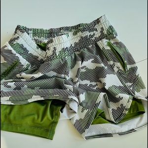 Avia athletic shorts extra small camo with shorts underneath excellent condition